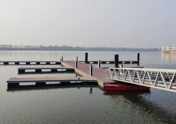Silver Aluminum Alloy 300Kgs/Sqm Loading Capacity Marine Gangways Ramps With Accessories