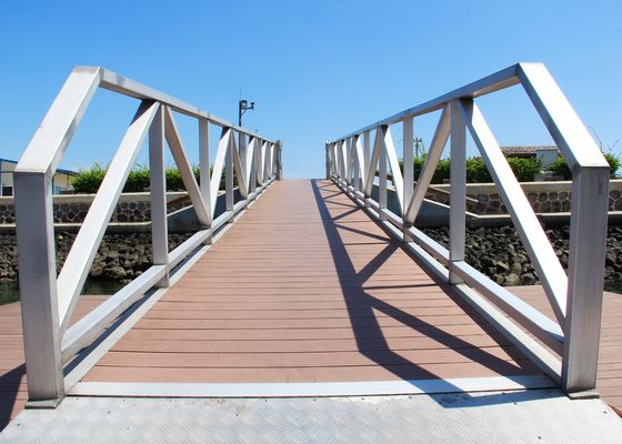 Customizable Options Marine Aluminum Gangways With 300kgs/sqm Loading Capacity Floating Dock Pontoon Use